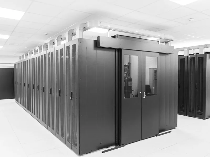 Uzavřená skříň se studenou uličkou