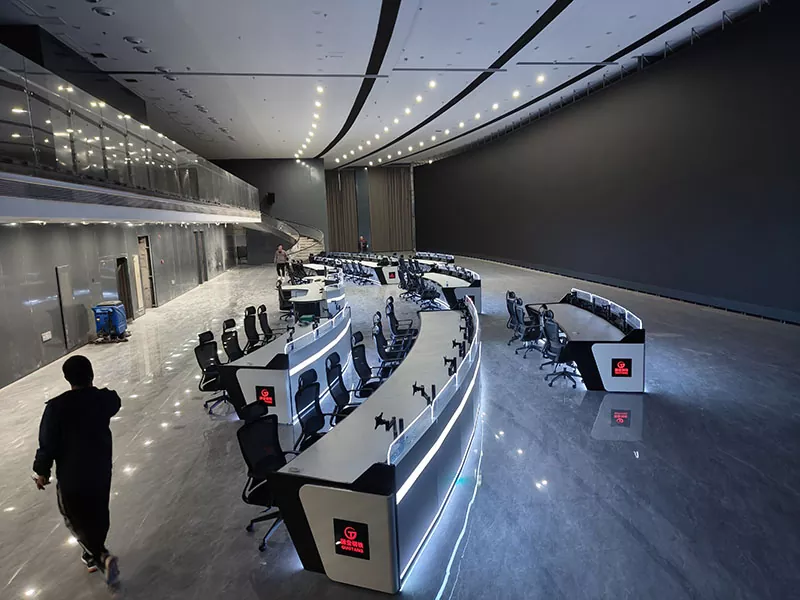 Zakřivená monitorovací konzole