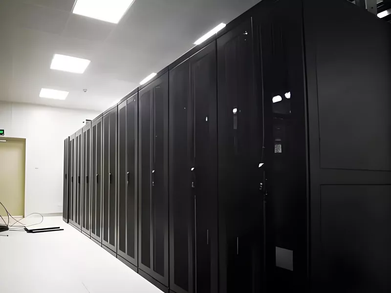 Kabinet studené uličky datového centra