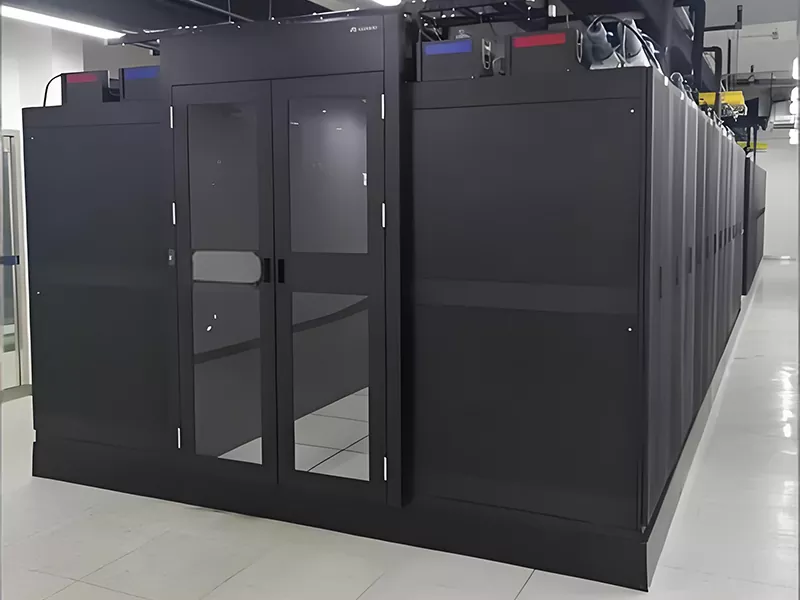 Modulární skříň se studenou uličkou